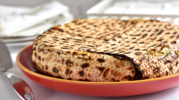 מאפה מצות ממולא בשר ותפוחי אדמה