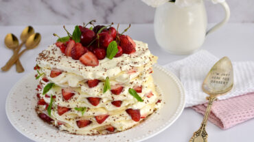 מגדל בלינצ'סים עם קרם שמנת ותותים