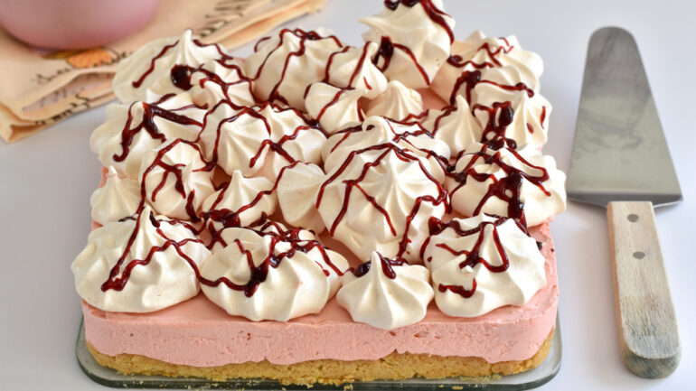 עוגת קצף וקצפת תות