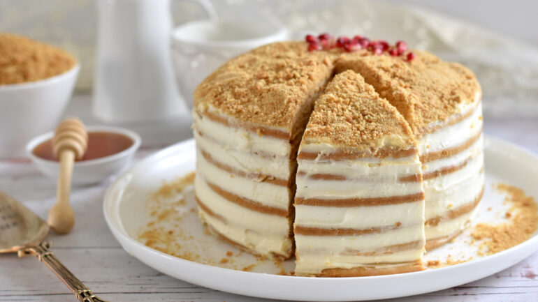 עוגת מדוביק – שכבות מענגות של דבש וקרם שמנת