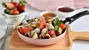 קייזרשמרן – קרעי פנקייק אוסטרי עם תותים ואבקת סוכר