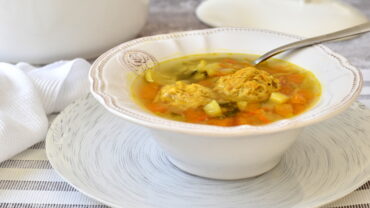 מרק ירקות עשיר עם קציצות עוף רכות מהמטבח הפרסי